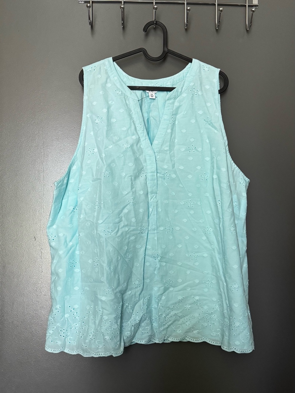 Crown & Ivy Blue Sleeveless Blouse with Eyelet Details Size 3XL 🦋